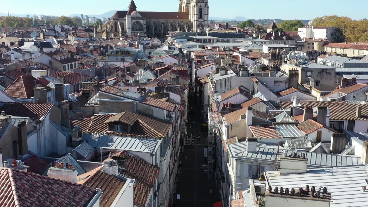 drones volando sobre los techos del centro de la ciudad de bayona con la catedral de fondo, francia