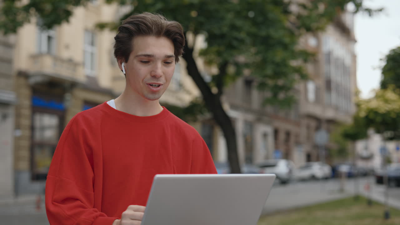 Uomo con laptop in strada