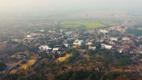 Toma-Aérea-De-Drones-De-Un-Pueblo-Indio-En-La-Niebla-Invernal