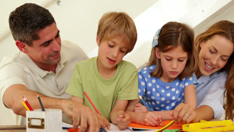 padres y hijos felices dibujando juntos