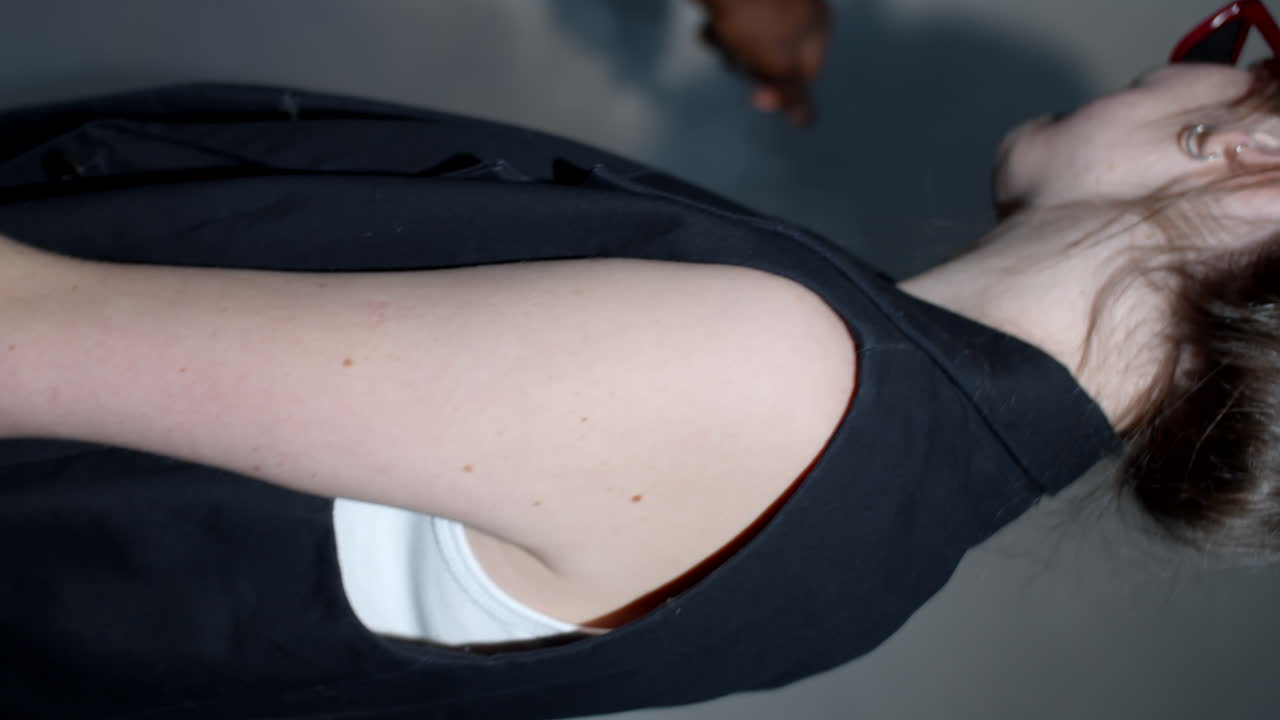 hermosa pareja multiétnica bailando en el humo y sonriendo