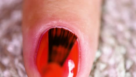 Extreme-Nahaufnahme-Des-Pinsels,-Der-Den-Roten-Nagellack-Aufträgt