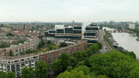 Firmenbürogebäude-Von-Amsteldok-Im-Geschäftszentrum-Rivierstaete-Amsterdam-Zuid-Am-Ufer-Des-Flusses-Amstel-In-Amsterdam,-Niederlande