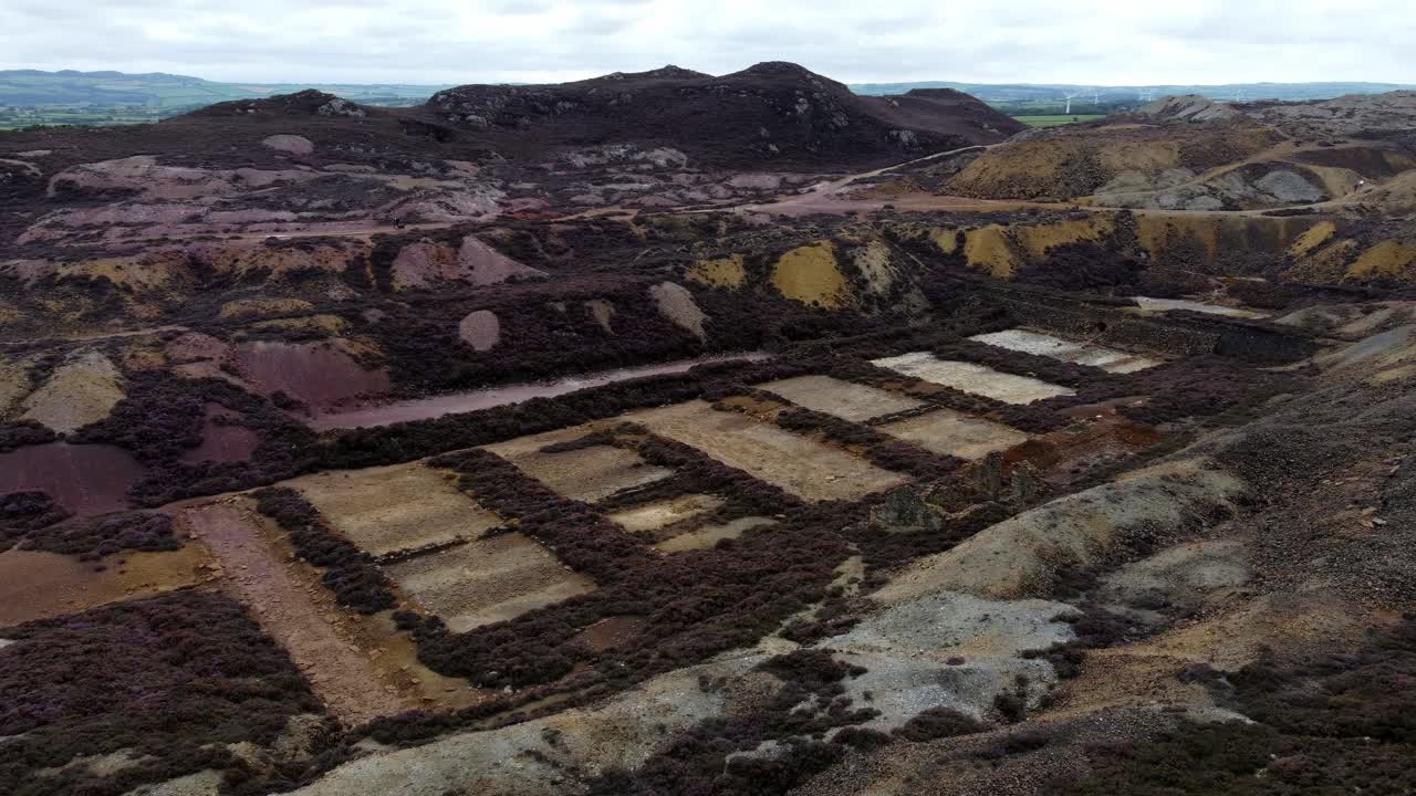 parys montaña abandonado histórico cobre mina cantera minería industria paisaje vista aérea alto orbita derecho