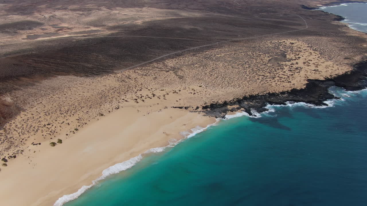 vista aérea de una hermosa playa y costa
