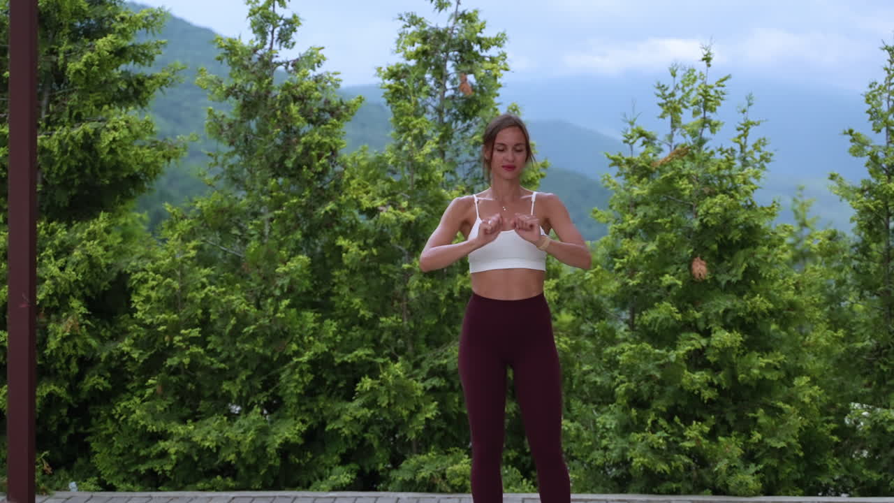 mujer haciendo yoga al aire libre