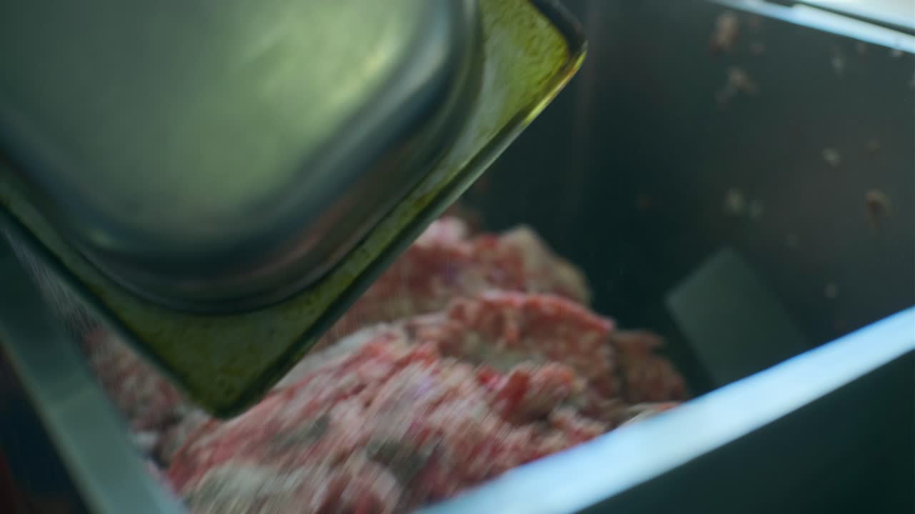 carne macinata e condita in macchina