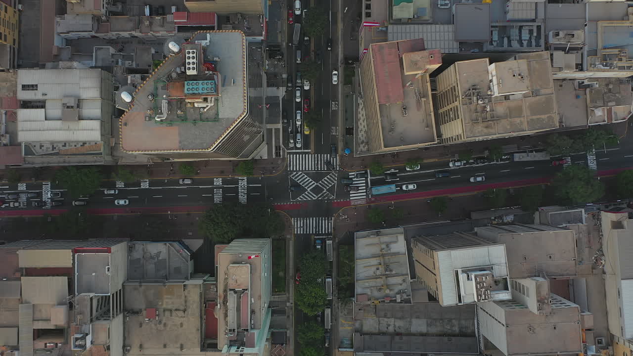 vista aérea de pájaro de la calle lima miraflores con coches de cruce de carreteras que conducen en la intersección