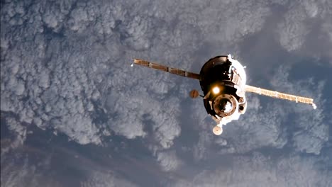 expedition 5253 as it approaches to dock to the space station 2017