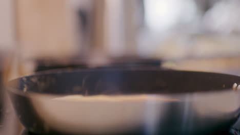 hornear panqueques en la sartén en la cocina