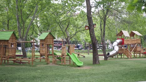 patio de juegos de madera en un parque de la ciudad