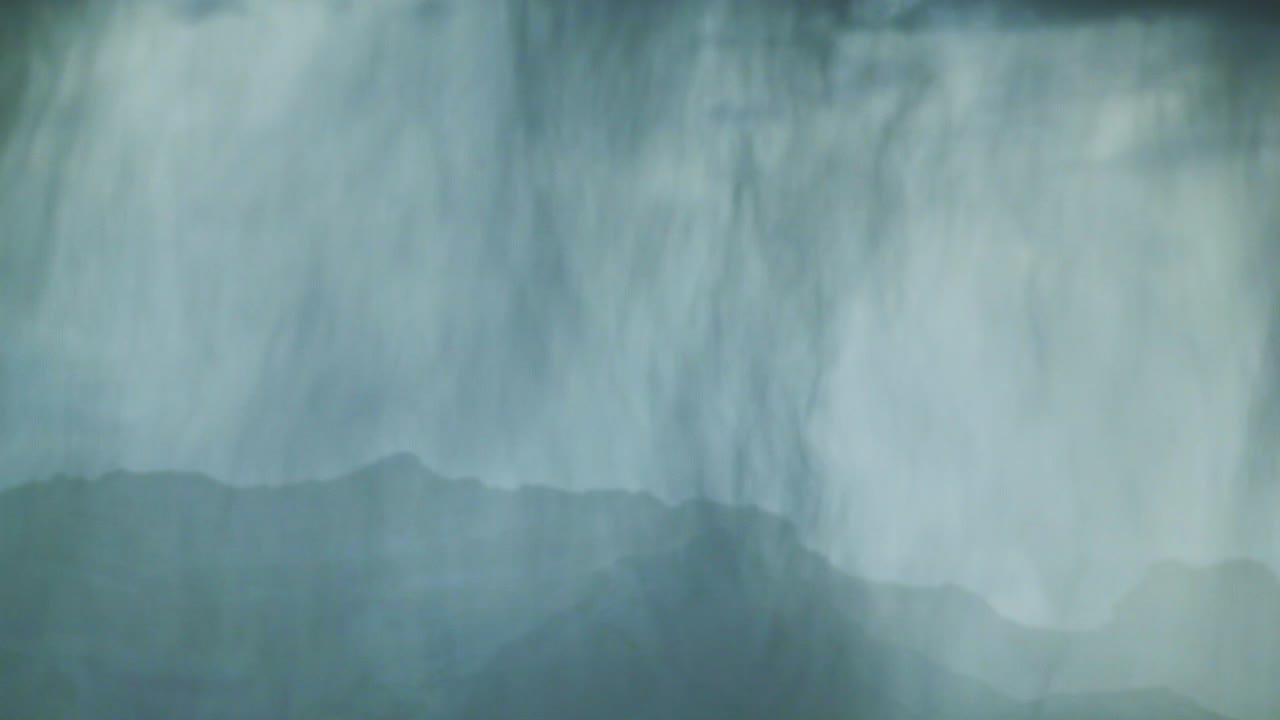 tormenta con lluvia torrencial moviéndose lentamente