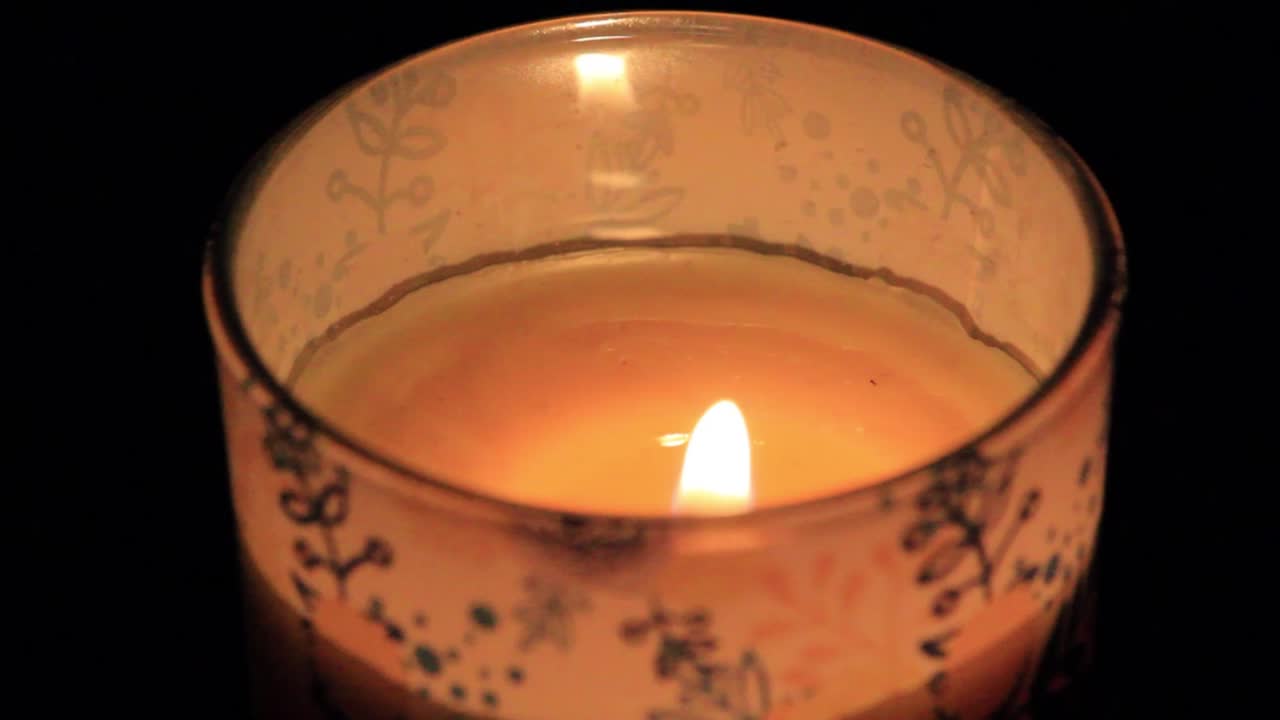 pastel de chocolate en fondo rojo con iluminación azul feliz cumpleaños vela y confeti cayendo haciendo deseos soplando vela