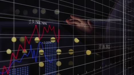 animación del procesamiento de datos sobre una mujer caucásica usando una tableta