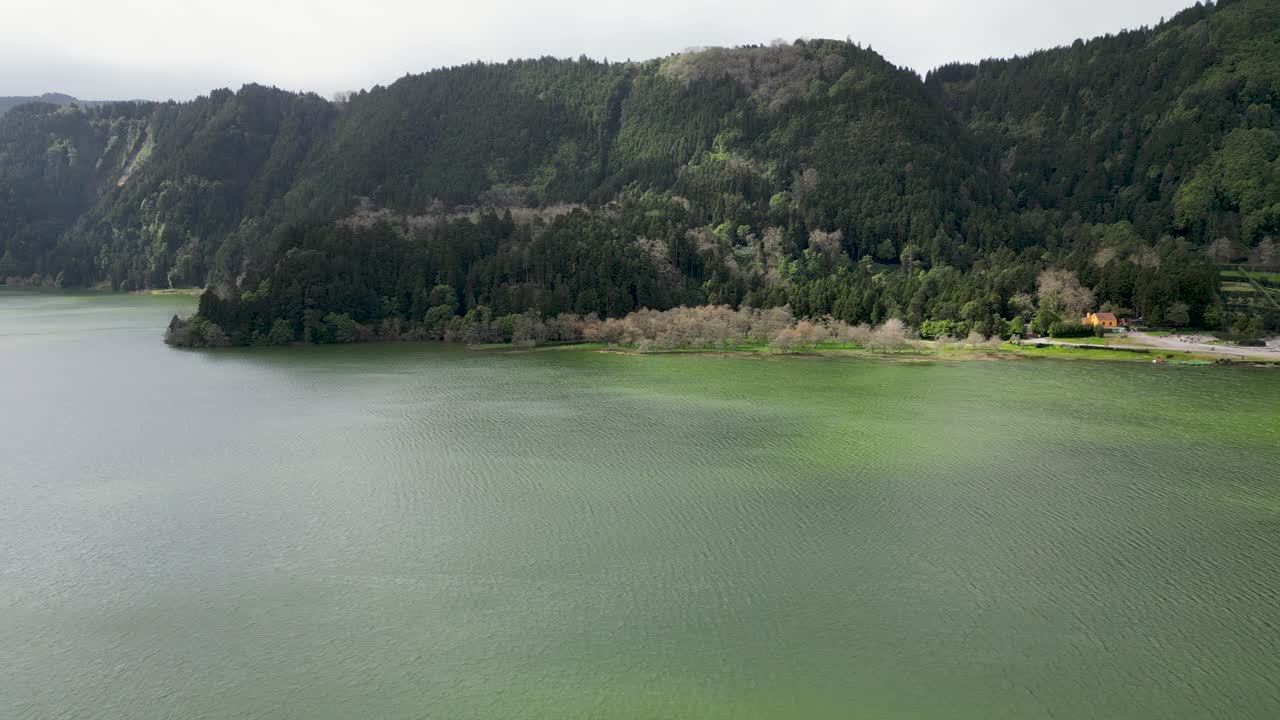 vista aérea de un lago y su costa montañosa