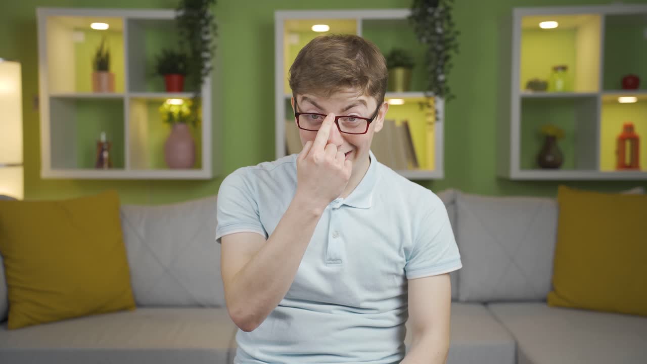 클로즈업 젊은이가 행복하고 유쾌하게 표현합니다.