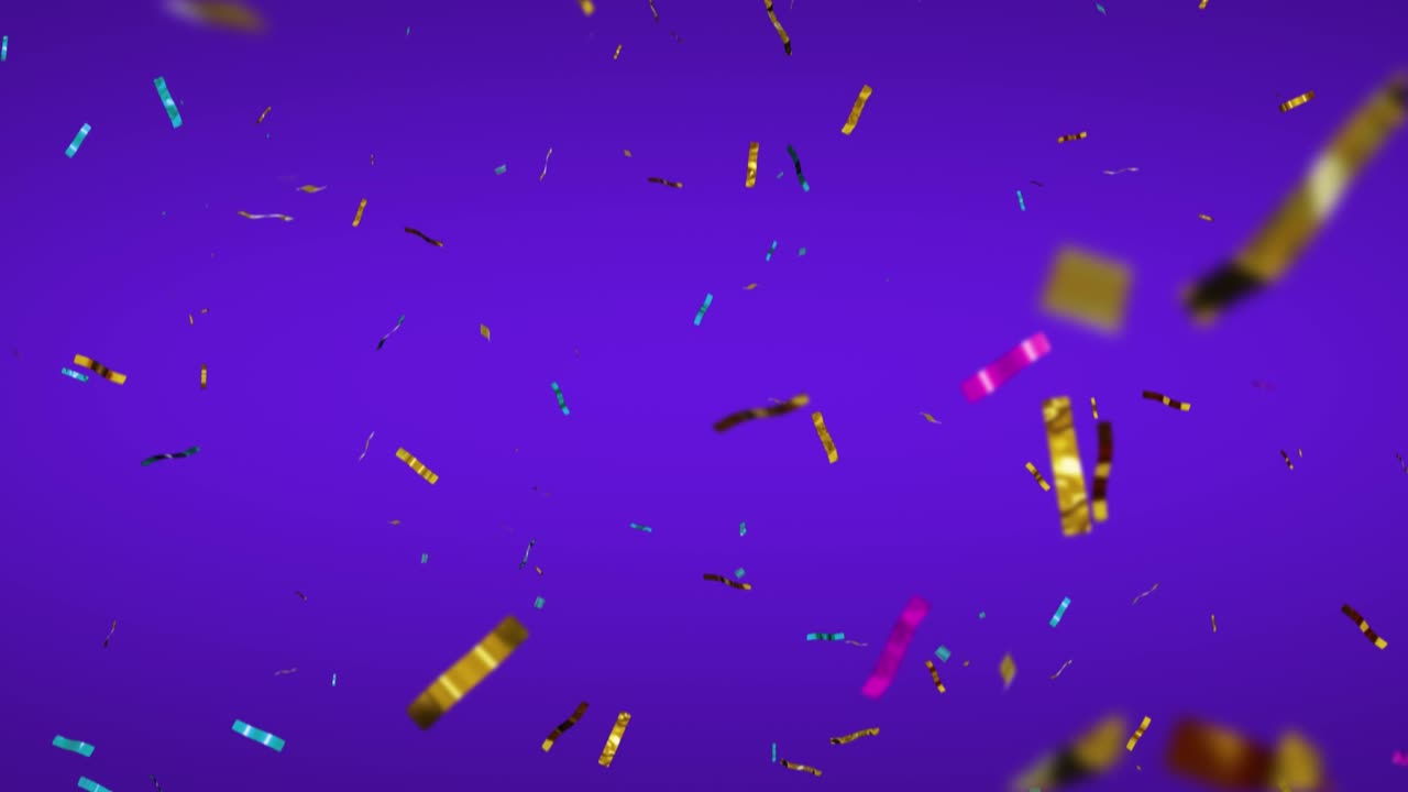 Movimento lento. Loop continuo. Pacchetto esplosioni di coriandoli oro, rosso, verde, viola su sfondo viola con schermo verde. Nastri colorati che volano. Concetto: festa, compleanno, sorpresa, invito