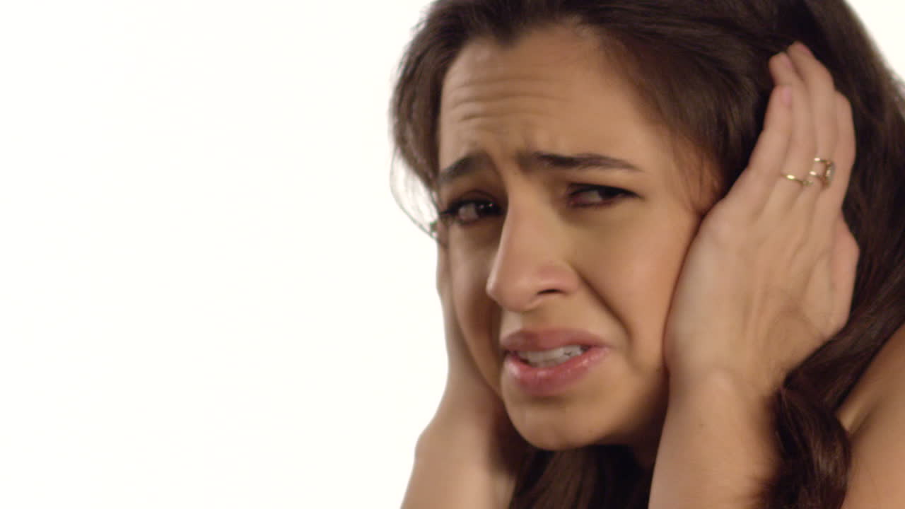 cu la reacción asustada de una mujer joven