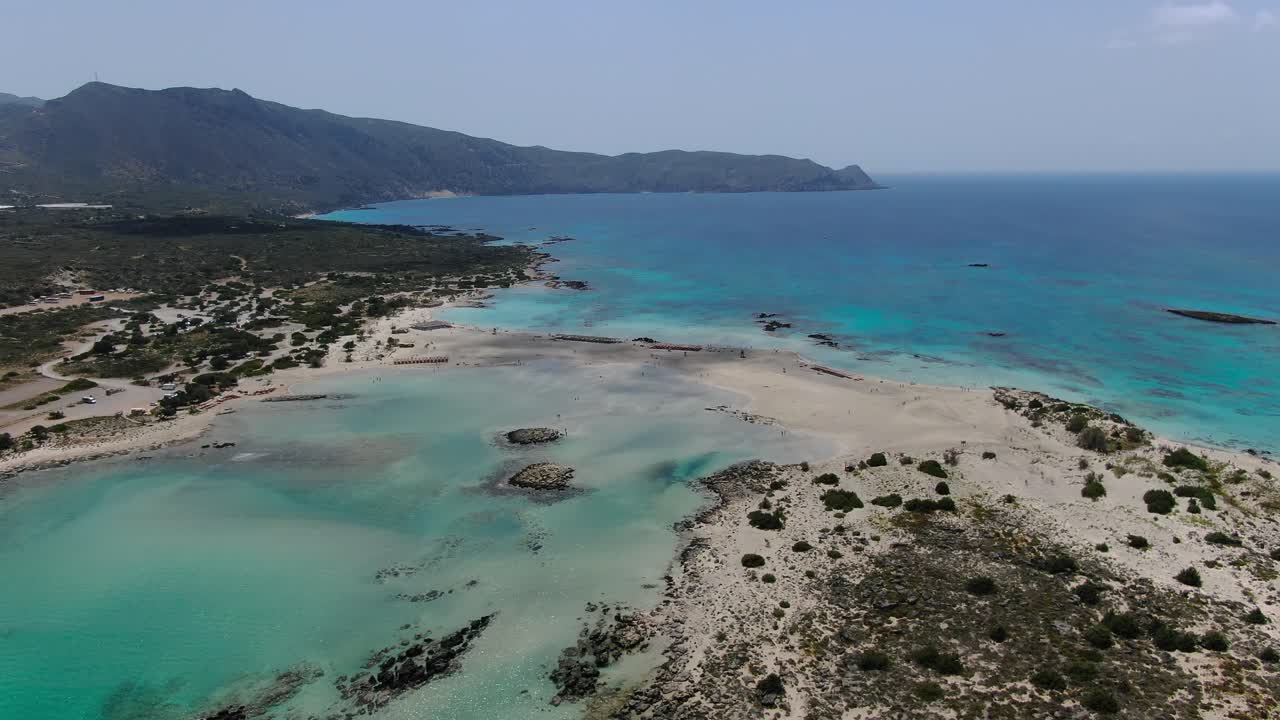 laguna en la playa de elafonissi en creta grecia con costa rocosa, toma aérea de dolly