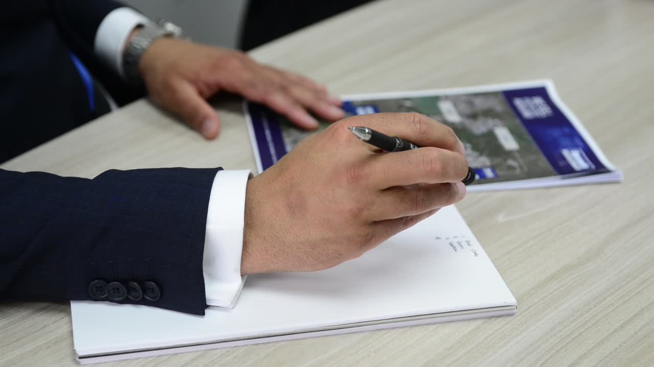 primer plano de la mano escribiendo notas en la oficina