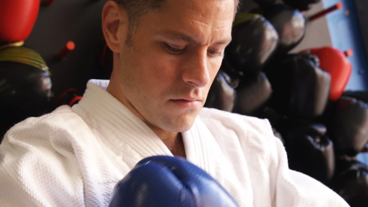 카라테를 연습하는 남자