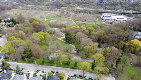 Volando-Sobre-Un-Parque-De-Toronto-Con-Muchos-árboles-Y-Senderos-En-Primavera