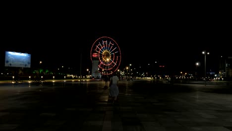 rueda gigante por la noche en la ciudad de batumi, georgia