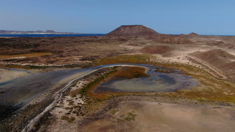 fantástica toma aérea frontal de la isla de lobos en las islas canarias
