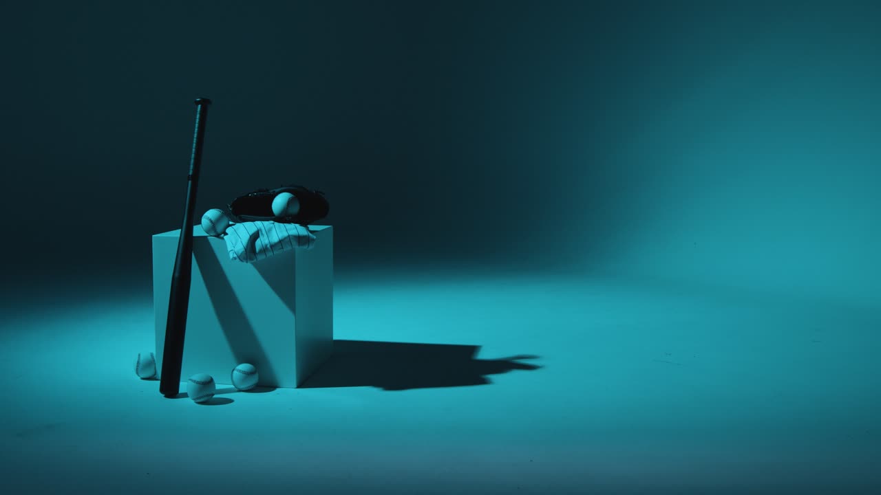 vida muerta de estudio de béisbol con receptores de pelota de murciélago, guantes y camiseta del equipo con iluminación azul 1