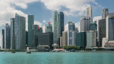 Zeitraffer-Des-Stadtzentrums-Von-Singapur-Und-Der-Wolkenlandschaft-Von-Der-Marina-Bay-Aus-Gesehen