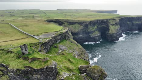 salvaje camino atlántico acantilados de moher castillo senderos acantilados y mares irlanda en invierno