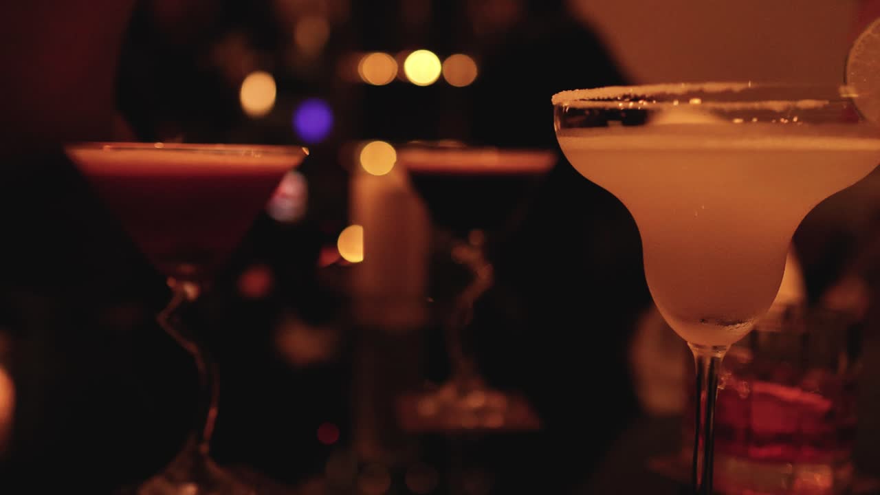 cocktail colorati in un bar scarsamente illuminato