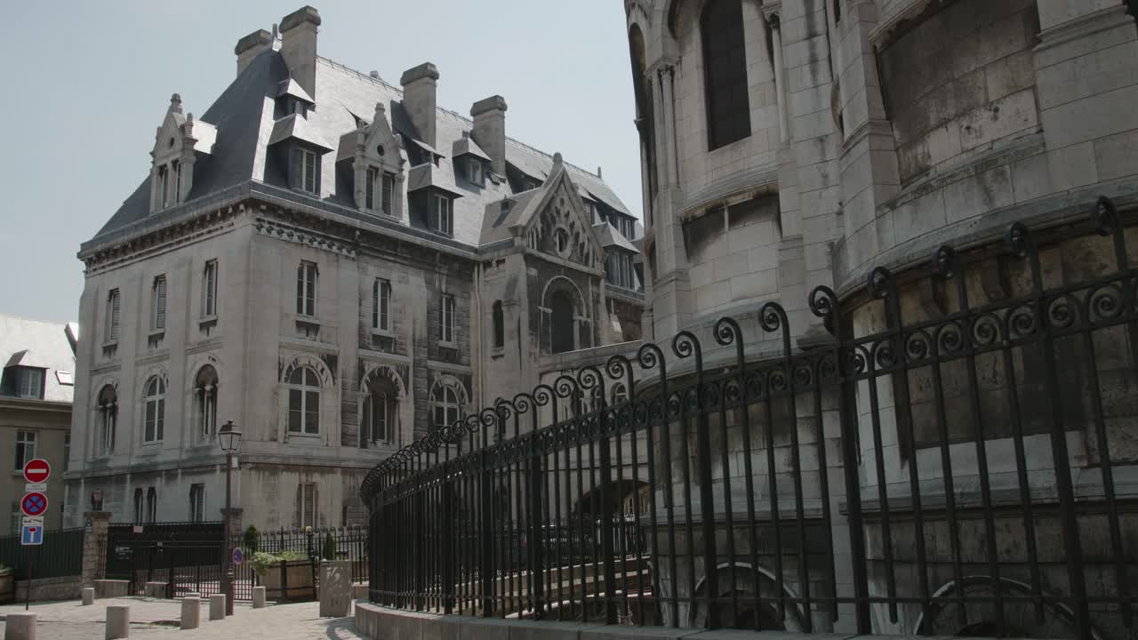 프랑스 파리에 있는 몽마르뜨 성심 대성당의 게스트하우스로 알려진 에프렘 호텔을 가로질러 패닝