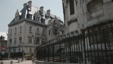 Recorriendo-El-Hotel-Ephrem,-También-Conocido-Como-La-Casa-De-Huéspedes-De-La-Basílica-Del-Sagrado-Corazón-De-Montmartre-En-París,-Francia