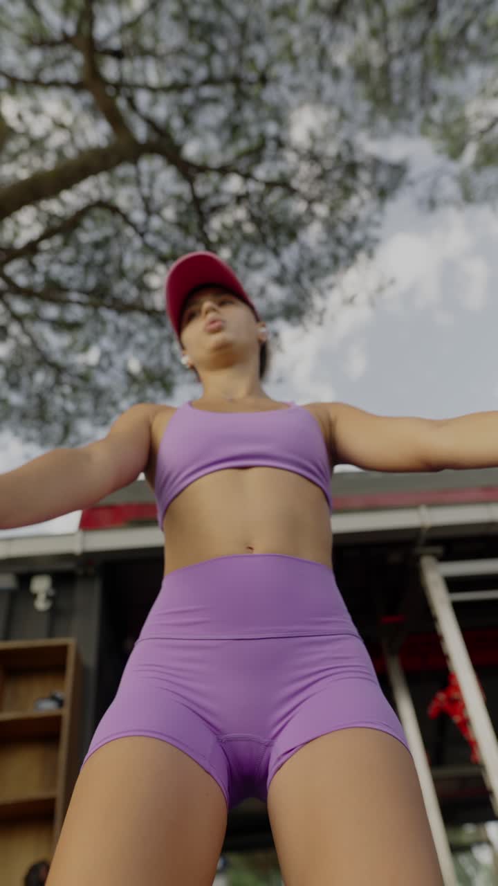 mujer haciendo ejercicio al aire libre
