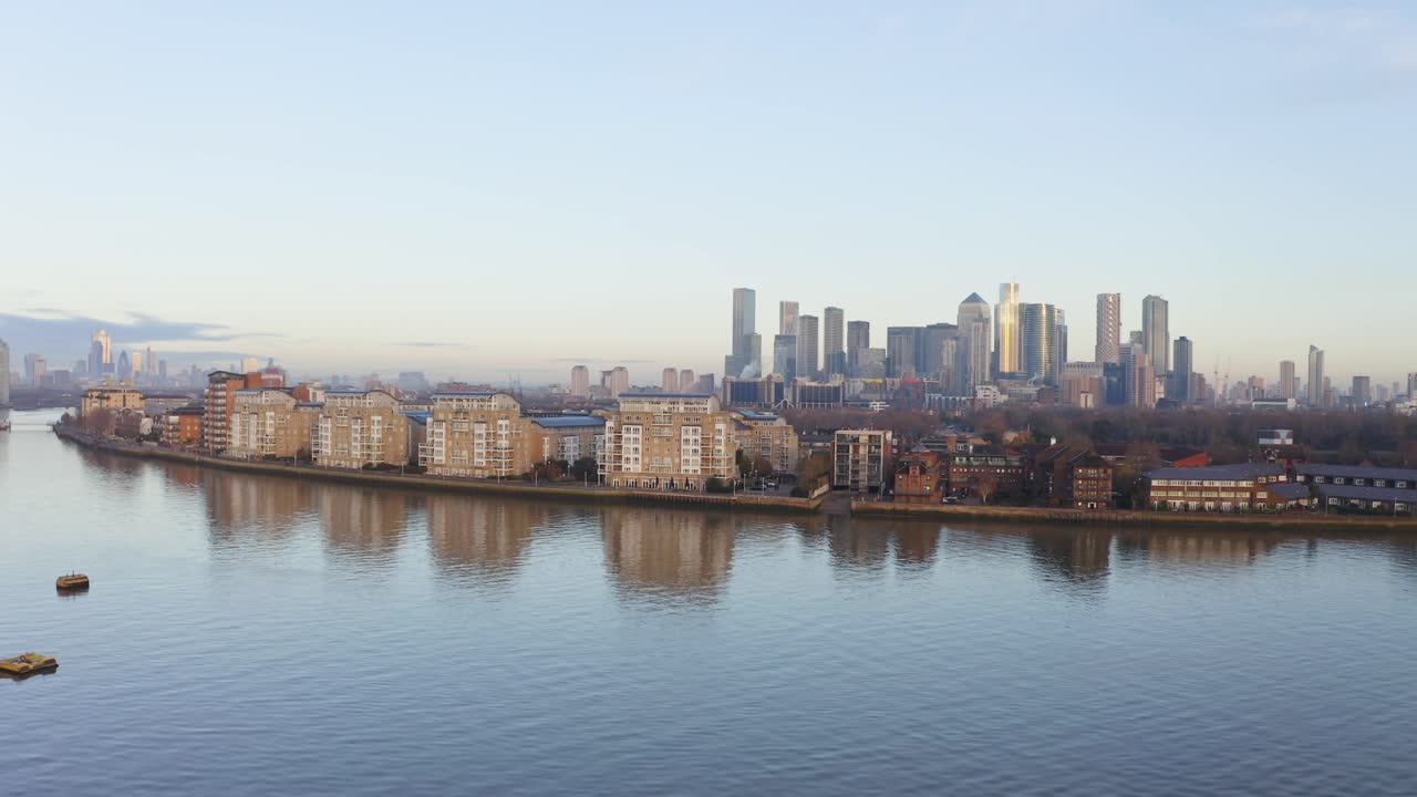 일출 남쪽에서 카나리 워프의 상승 크레인 드론 샷