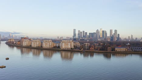 Aufsteigende-Krandrohnenaufnahme-Von-Canary-Wharf-Aus-Dem-Süden-Bei-Sonnenaufgang