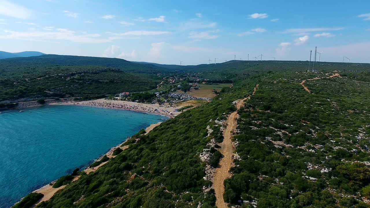 거친 바위 해안선의 놀라운 공중 촬영.