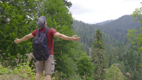 Turista-En-El-Bosque.