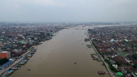 Endlose-Stadt-Palembang-Und-Riesiger-Fluss-Von-Musi,-Hochwinkeldrohnenansicht