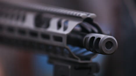 se dispara un arma en primer plano