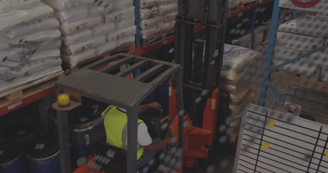 Carrello elevatore elettrico arancione che solleva un pallet beige imballato in magazzino, mostrando scaffalature blu dal design piatto.