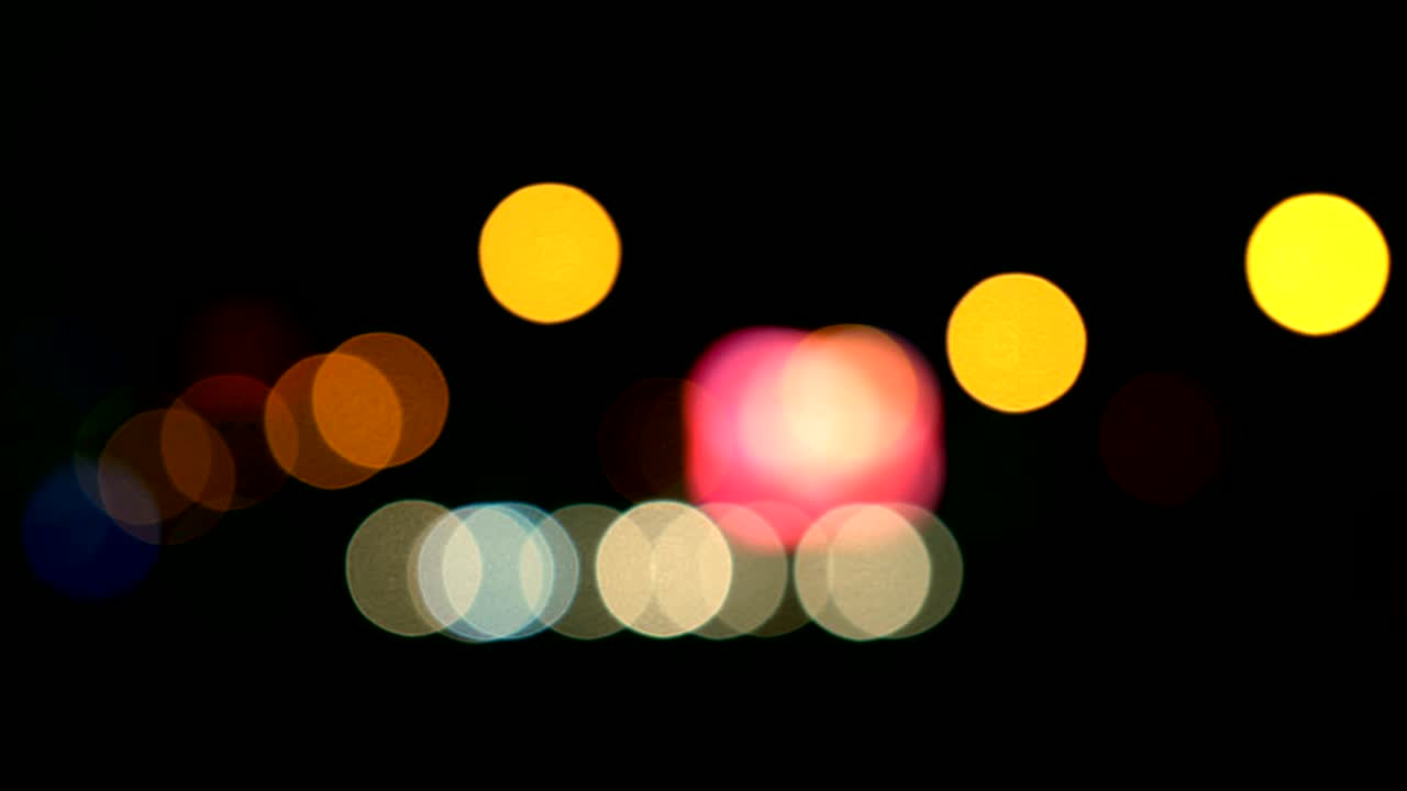 luces desenfocadas calle de los ángeles resumen. fondo borroso de la ciudad. círculos de bokeh en movimiento del tráfico nocturno.