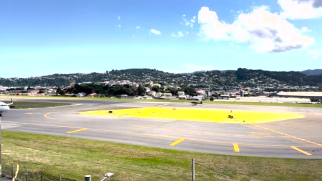 Flugzeuge,-Die-Tagsüber-Auf-Der-Landebahn-Des-Flughafens-Rollen