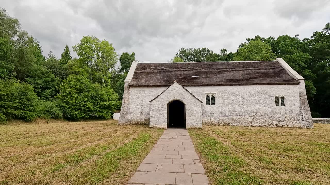 울창 한 초록색 으로 둘러싸인  돌 건물