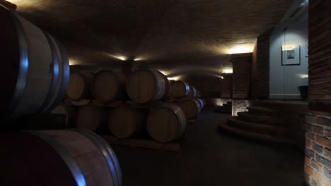 vino tinto en la bodega de barriles