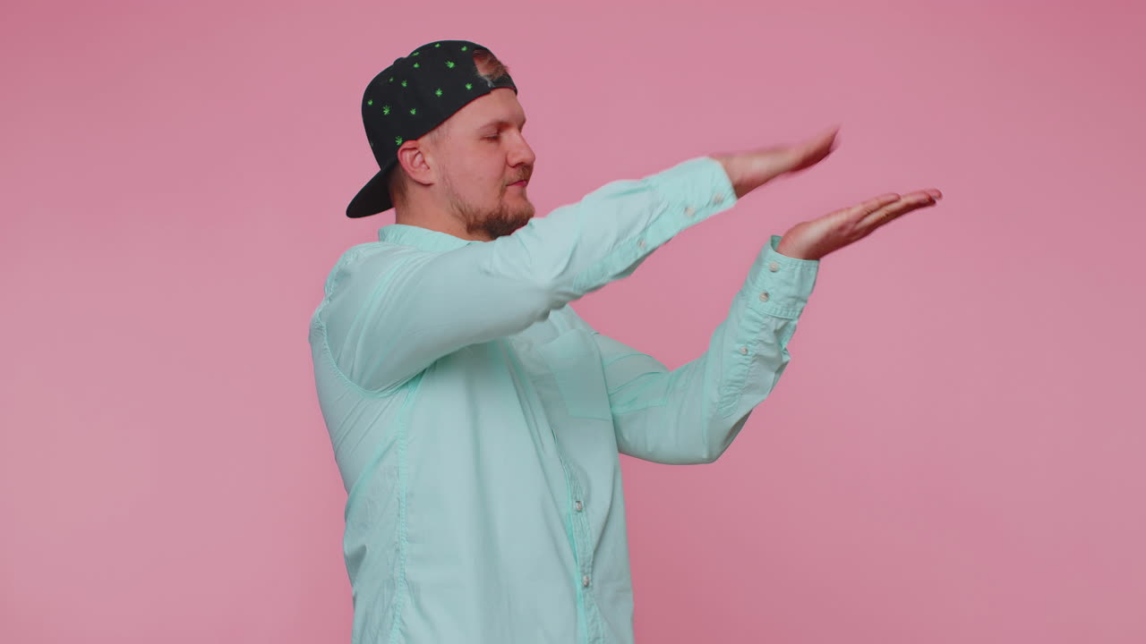 hombre rico mostrando desperdicio o tirando dinero alrededor gesto de la mano, más propinas soñando con una gran ganancia