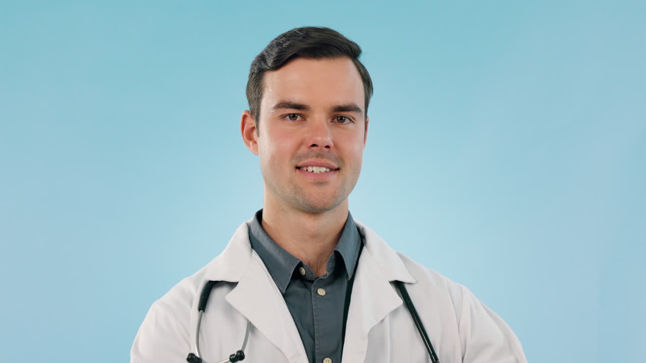 Coração, sinal e retrato de médico com apoio