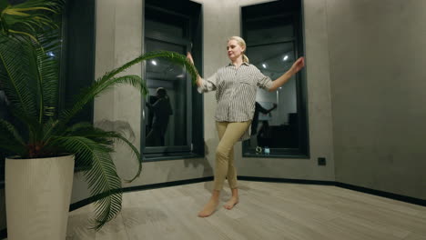 mujer bailando en su sala de estar