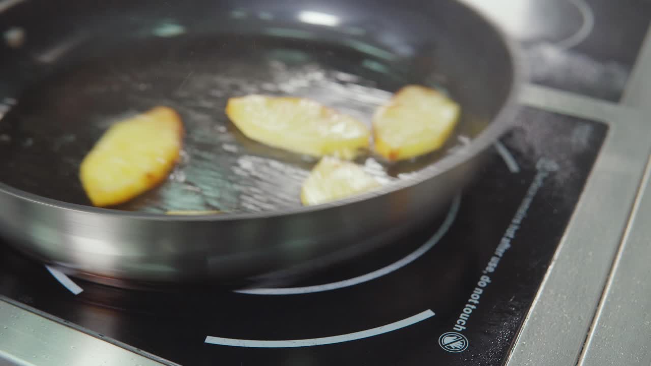 Stegning af kartofler på en pande